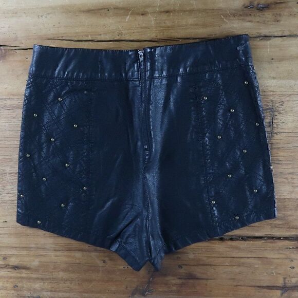 SILENCE + NOISE BLACK METAL STUDDED FAUX LEATHER HIGH WAIST MINI SHORTS SIZE 6 - Picture 6 of 7